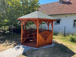 Drevený altánok s posedením