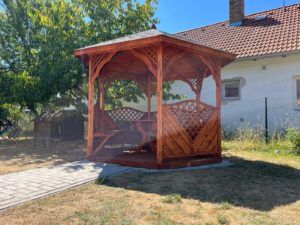 Drevený altánok s posedením